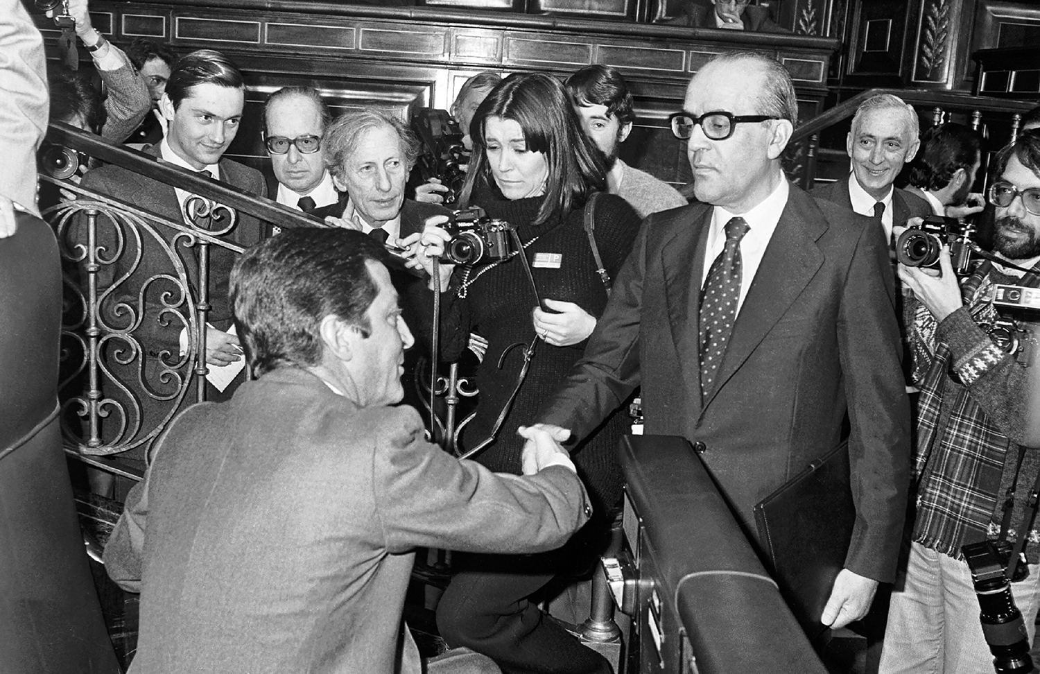 MADRID - 31 DE OCTUBRE DE 1978: Pleno del Congreso de los Diputados, en el que se aprueba el texto del proyecto constitucional por 326 votos a favor, 6 en contra y 13 abstenciones. En la foto: el ministro para las Relaciones con las Comunidades Europeas, Leopoldo Calvo Sotelo (d), felicita al presidente del Gobierno, Adolfo Suárez (i), en Madrid a 31 de octubre de 1978.,Image: 496968013, License: Rights-managed, Restrictions: , Model Release: no, Credit line: Europapress / Europa Press
