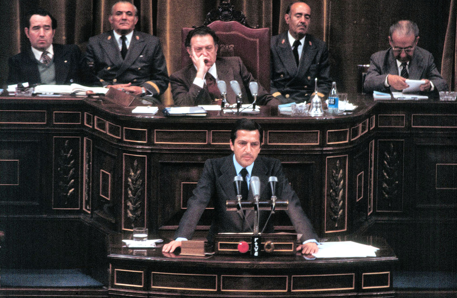 CONGRESO DE LOS DIPUTADOS, MADRID,ESPAÑA, 31 DE OCTUBRE DE 1978: Sesión del congreso de los diputados en la que se somete a votación la constitución de 1978. En la foto: El presidente del gobierno Adolfo Suárez se dirige a la cámara; El presidente del congreso Fernando Álvarez de Miranda y el vicepresidente Luis Gómez Llorente a la izquierda, en Madrid a 31 de octubre de 1978.,Image: 496968015, License: Rights-managed, Restrictions: , Model Release: no, Credit line: Europapress / Europa Press