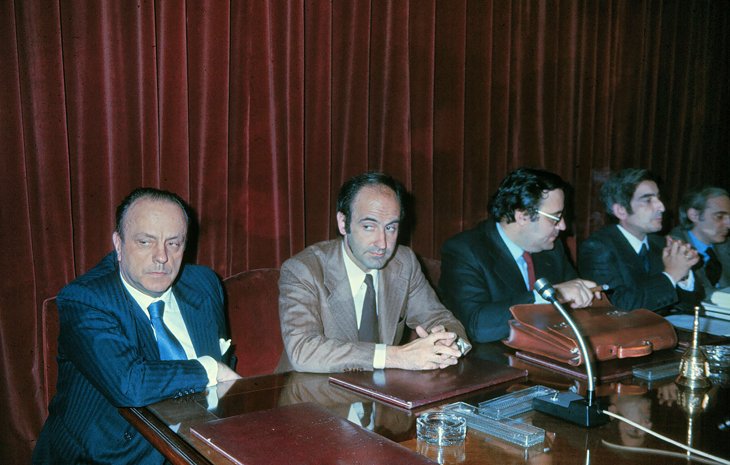 MADRID - 10 DE ABRIL DE 1978: Firma del informe del proyecto de Constitución por los ponentes encargados de redactar la Constitución española de 1978, conocidos como los 'Siete Padres Fundadores'. En la foto (I-D): el ponente de Alianza Popular, Manuel Fraga Iribarne; el ponente de Minoría Catalana, Miquel Roca; el ponente del PSOE, Gregorio Peces-Barba; el ponente de UCD Gabriel Cisneros Laborda; el ponente de UCD Pedro Pérez-Llorca, en Madrid a 10 de abril de 1978.,Image: 496991973, License: Rights-managed, Restrictions: , Model Release: no, Credit line: Europapress / Europa Press